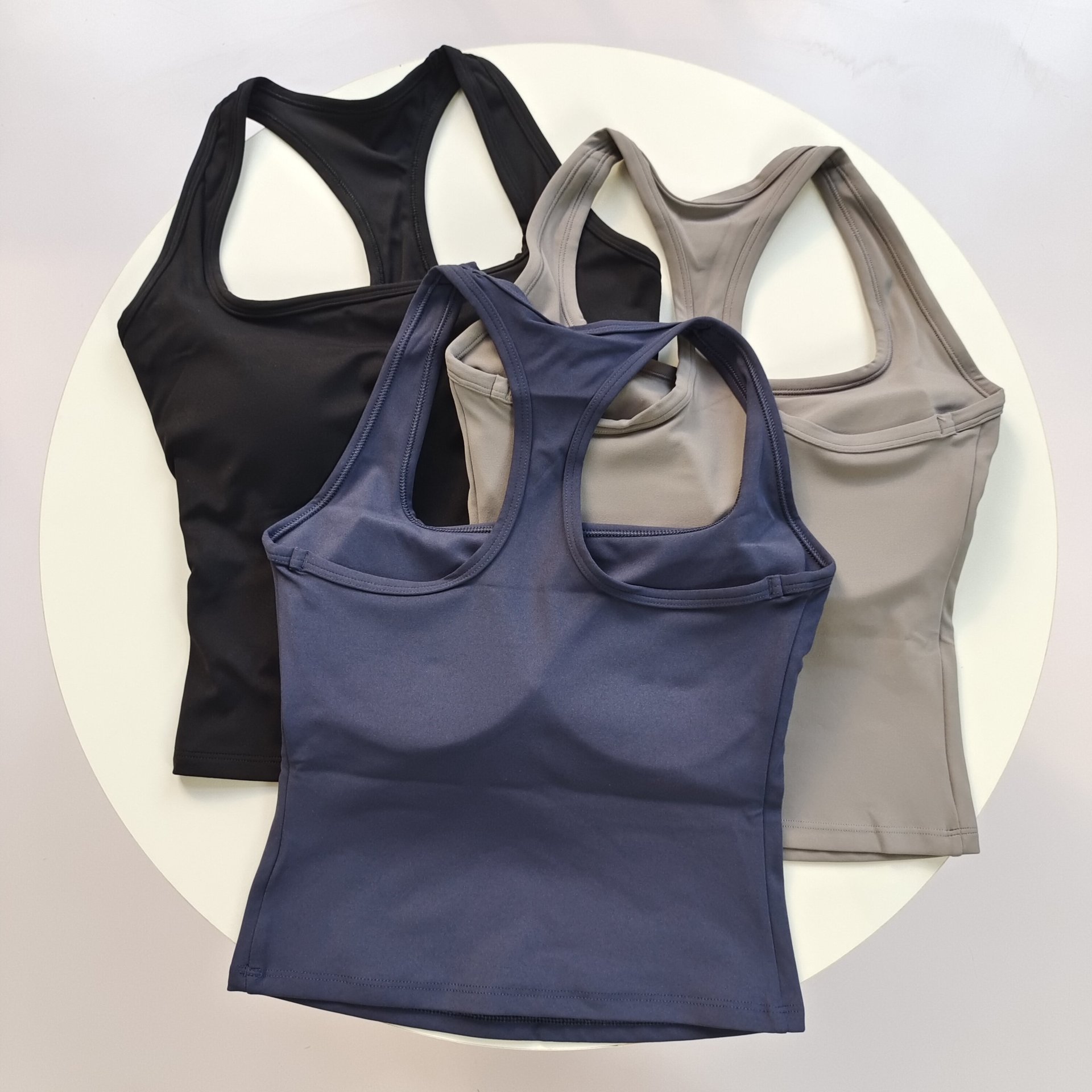 女性用スクエアネックレーサーバックスポーツブラ固定パッド付き - Yoga Mat For Fitness のレビューと価格